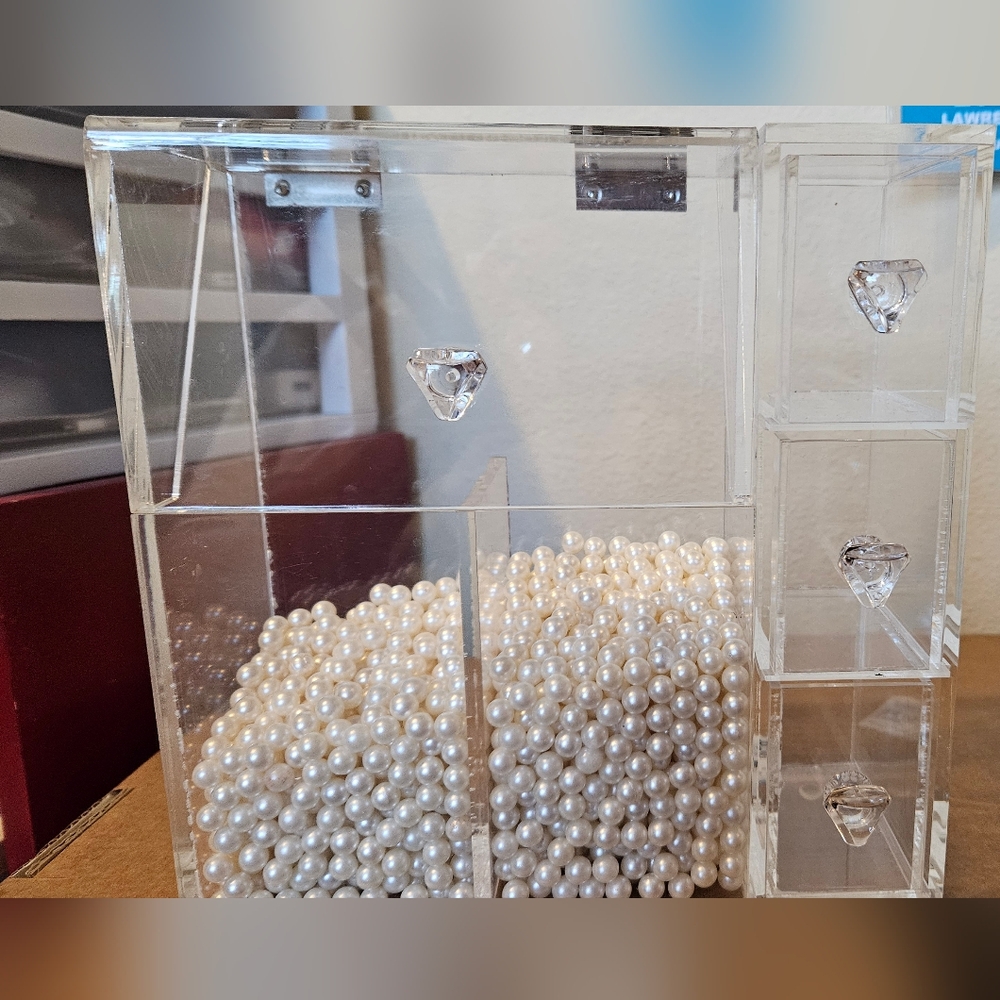 Clear Acrylic Makeup Brush Storage And Organizer with Pearl Accents - Picture 4 of 9